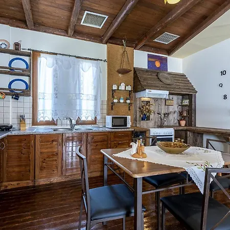 Selana House With Outdoor Pool Мастихари