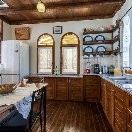 Selana House With Outdoor Pool Дом отдыха Мастихари