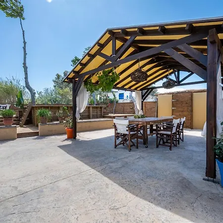 Selana House With Outdoor Pool 펜션 마스티차리