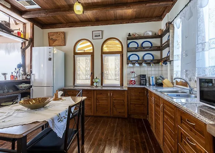 Selana House With Outdoor Pool بيت للعطل ماستيخاري