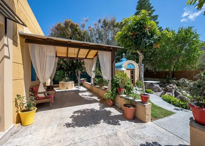 Selana House With Outdoor Pool