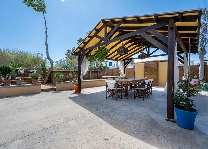 Selana House With Outdoor Pool بيت للعطل ماستيخاري