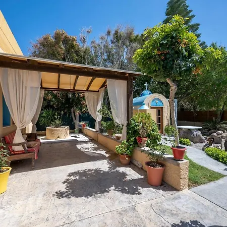 Selana House With Outdoor Pool