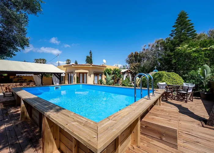 Selana House With Outdoor Pool בית נופש