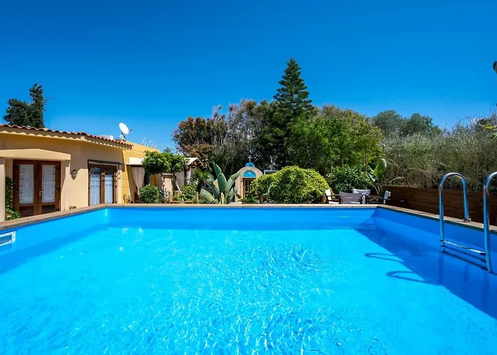 בית נופש Selana House With Outdoor Pool מסטיכרי